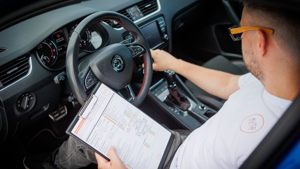 Inspektion des Innenraums des Automato-Wagens